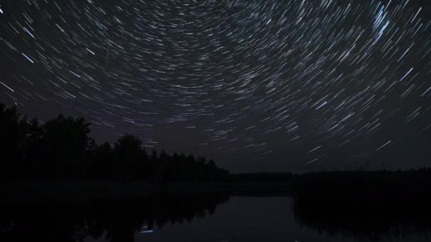 Тімелапс Комети Формі Зіркових Стежок Нічному Небі Над Озером Зорі — стокове відео