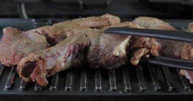 Biberiyeli lezzetli biftek elektrikli ızgarada pişirilir. Yıllanmış az pişmiş ızgara sığır filetosu taze mermer hassasiyet bifteği. Elektrikli kızartmada kızarmış et..