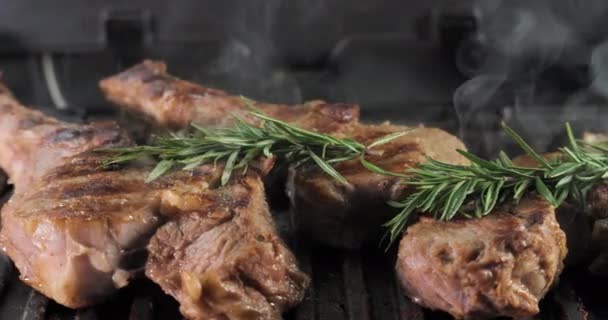로즈마리 맛있고 쇠고기 스테이크 그릴에서 요리한다 황금색구운 통구이 대리석부드러움 쇠고기에 — 비디오