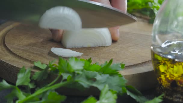 Szef Kuchni Kroi Cebulę Nożem Desce Krojenia Makro Zbliżenie Krojenia — Wideo stockowe