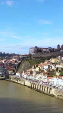 Porto, Portekiz: Douro nehri üzerinde Luis I Köprüsü I. Luis ile birlikte ünlü tarihi Avrupa şehrinin havadan görünüşü, dikey görüntüler