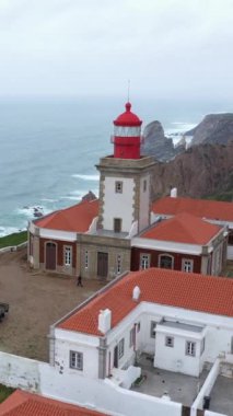 Cape Roca Cabo da Roca 'daki deniz fenerinin havadan görünüşü - Portekiz, Avrupa kıtasının en batı noktası. Atlantik Okyanusu kıyısında uçan insansız hava aracı güzel takımadalar oluşturur.