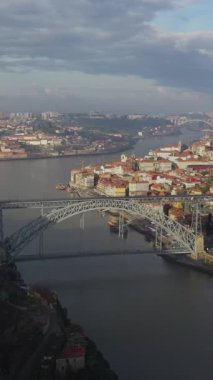 Porto, Portekiz: Douro nehri üzerindeki I. Luis Köprüsü 'nün ortasındaki ünlü tarihi Avrupa şehrinin havadan görünüşü. Dikey video