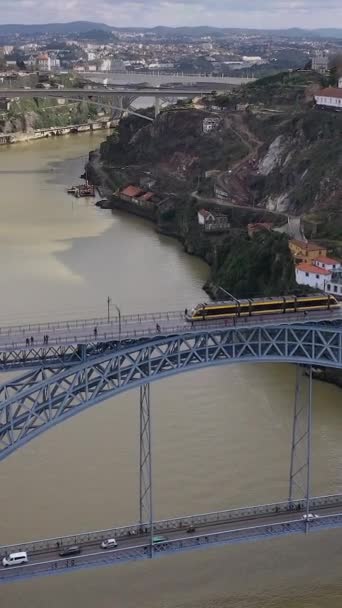 葡萄牙波尔图路易斯一世桥上的现代地铁列车 欧洲著名名城Ribeira Porto和Luis Bridge Ponte Luis I的空中景观 — 图库视频影像