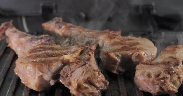 Biberiyeli Lezzetli Biftek Elektrikli Izgarada Pişirilir Yıllanmış Pişmiş Izgara Sığır — Stok video