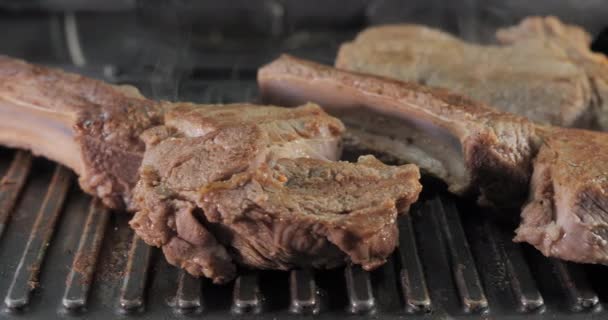 美味多汁牛肉牛排配迷迭香放在电炉上烹调 陈年珍稀烤嫩牛肉 新鲜大理石嫩牛肉 电烤炉上的主食牛肉煎 — 图库视频影像
