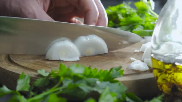Chef Picando Una Cebolla Con Cuchillo Tabla Cortar Macro Primer — Vídeos de Stock