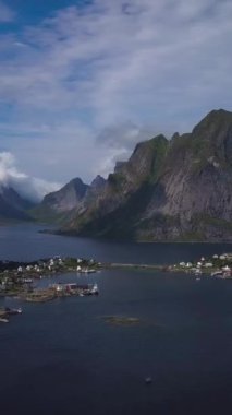 Küçük balıkçı köylerinin havadan görünüşü, Lofoten Adaları, Norveç, dikey görüntüler