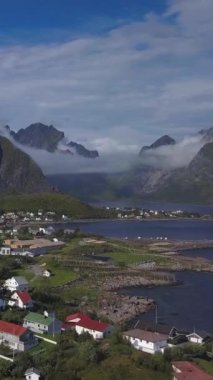 Norveç 'in Lofoten adalarındaki Resimli balıkçı kasabası Reine' in hava manzarası güneşli yaz gününde popüler turizm beldesi, dikey görüntüler