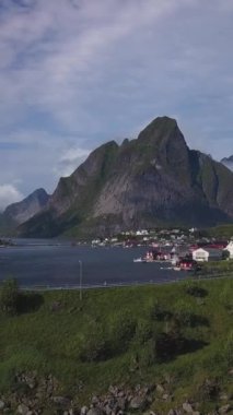 Norveç 'in Lofoten adalarındaki Resimli balıkçı kasabası Reine' nin havadan görünüşü, güneşli yaz günlerinde popüler turizm beldesi. dikey görüntüler