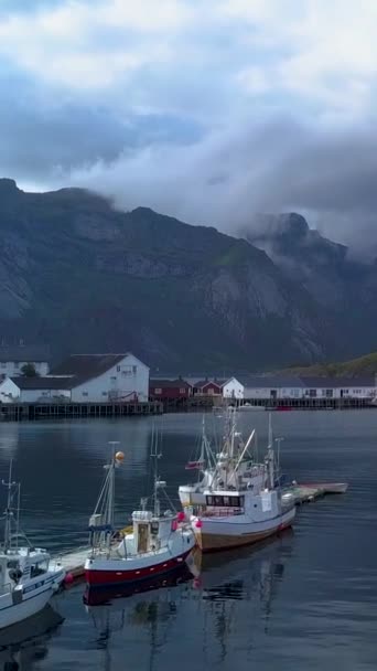 Vliegen Vissersschepen Haven Van Een Klein Stadje Reine Lofoten Eilanden — Stockvideo