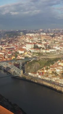 Porto, Portekiz: Douro nehri üzerindeki I. Luis Köprüsü 'nün ortasındaki ünlü tarihi Avrupa şehrinin havadan görünüşü. Dikey video