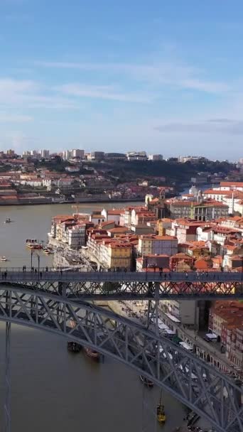 ポルトガル ポルトガル 有名な歴史的なヨーロッパの都市の空中ビュー ルイス ブリッジ ポンテ ルイス1世とドゥーロ川上空 垂直映像 — ストック動画