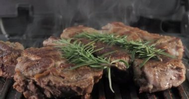 Biberiyeli lezzetli biftek elektrikli ızgarada pişirilir. Yıllanmış az pişmiş ızgara sığır filetosu taze mermer hassasiyet bifteği. Elektrikli kızartmada kızarmış et..