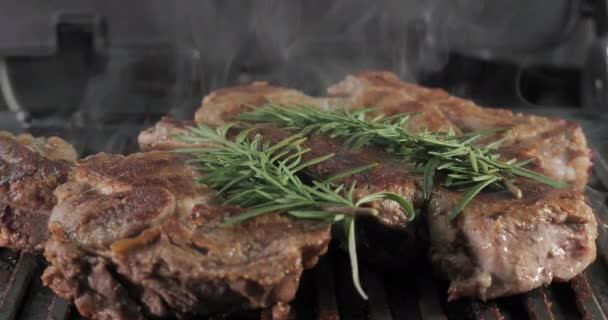 Köstliche Saftige Rindersteaks Mit Rosmarin Werden Auf Einem Elektrogrill Zubereitet — Stockvideo