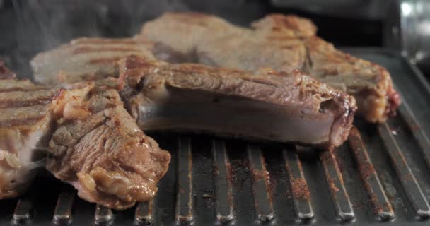 美味多汁牛肉牛排配迷迭香放在电炉上烹调 陈年珍稀烤嫩牛肉 新鲜大理石嫩牛肉 电烤炉上的主食牛肉煎 — 图库视频影像