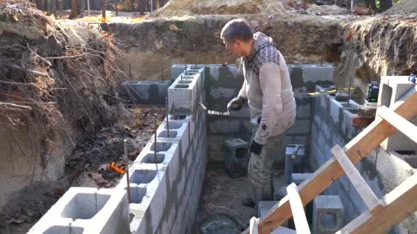 Справжній Будівельник Або Муляр Будує Фундаментну Стіну Початок Будівництва Будинку — стокове відео