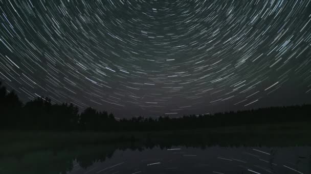 Lapso Tiempo Los Senderos Estrellas Cielo Nocturno Sobre Lago Reflejo — Vídeo de stock