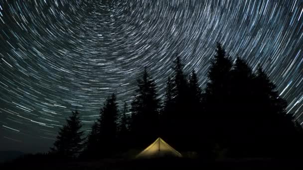 Lapso Tempo Trilhas Estrelas Céu Noturno Acima Uma Tenda Brilhante — Vídeo de Stock