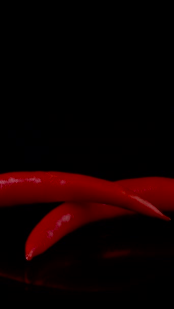Ζεστές Κόκκινες Πιπεριές Τσίλι Στις Φλόγες Μαύρο Φόντο Πικάντικη Ιδέα — Αρχείο Βίντεο