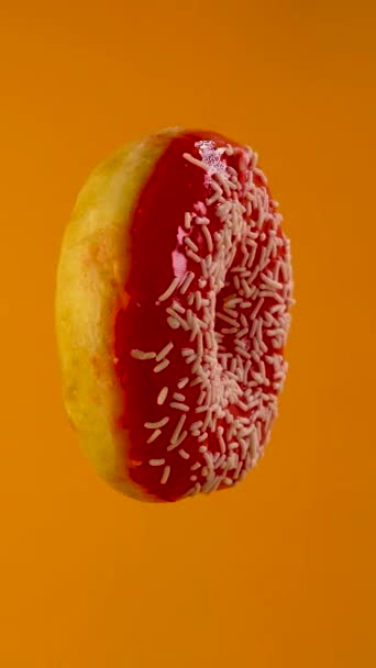 Délicieux Donut Sucré Tournant Sur Une Assiette Donut Éclatant Coloré — Video