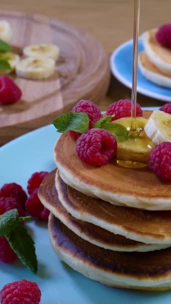 Słodki Miód Zalewający Naleśniki Smaczne Śniadanie Naleśniki Podawane Malinami Bananem — Wideo stockowe