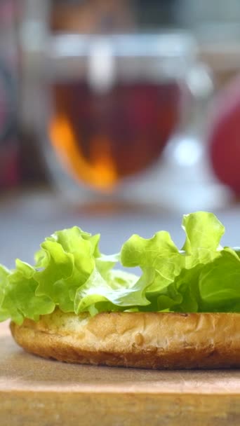 Een Hamburger Bakken Close Verticale Beelden Grote Smakelijke Hamburger Met — Stockvideo