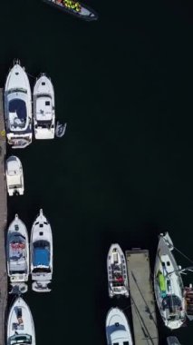 Limandaki gemilerle rıhtımın havadan görüntüsü. Norveç 'te Lofoten takımadaları, dikey görüntüler