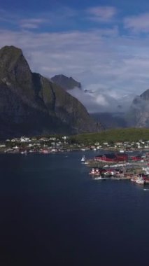 Norveç 'in Lofoten adalarındaki Resimli balıkçı kasabası Reine' in hava manzarası güneşli yaz gününde popüler turizm beldesi, dikey görüntüler