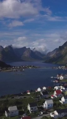 Norveç 'in Lofoten adalarındaki Resimli balıkçı kasabası Reine' in hava manzarası güneşli yaz gününde popüler turizm beldesi, dikey görüntüler