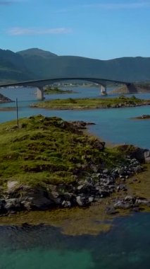 Deniz manzarası ve Fredvang köprüsü. Norveç, Lofoten adalarının inanılmaz doğası. dikey görüntüler