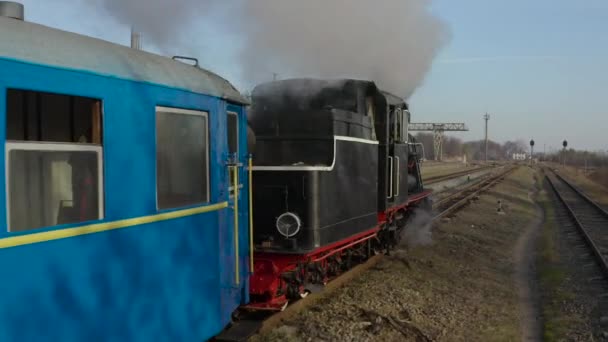 田舎の線路にあった古い蒸気機関車の空中観測 ナローゲージ鉄道 — ストック動画