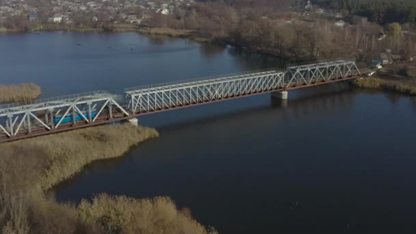 Вид Воздуха Старый Паровоз Путешествующий Железнодорожному Мосту Через Реку Исторический — стоковое видео
