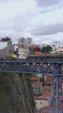 Avrupa 'nın ünlü tarihi şehri Ribeira do Porto ve I. Luis Köprüsü' nün Douro Nehri üzerindeki manzarası. Porto, Portekiz, Avrupa 'daki Ponte Luis I Köprüsü' ndeki Modern Elektrik Metro Treni.
