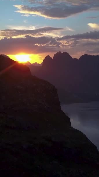 Volando Sobre Las Montañas Fiordo Hermoso Atardecer Cielo Dramático Las — Vídeos de Stock