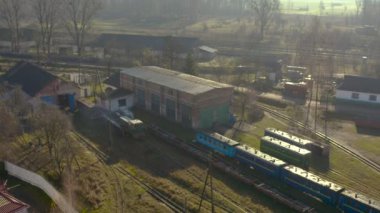 Bir demiryolu deposunda dizel bir lokomotifin havadan görüntüsü, 4K