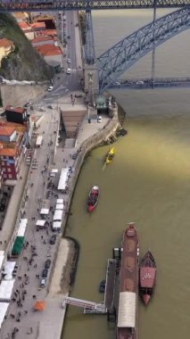 Porto, Portekiz: Ünlü tarihi Avrupa kenti Ribeira do Porto ve Douro nehrinin hava görüntüsü, dikey görüntüler