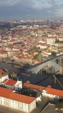 Porto, Portekiz: Douro nehri üzerindeki I. Luis Köprüsü 'nün ortasındaki ünlü tarihi Avrupa şehrinin havadan görünüşü. Dikey video