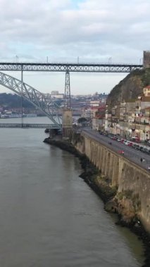 Porto, Portekiz: Ünlü tarihi Avrupa kenti Avenida Gustavo Eiffel ve I. Luis Köprüsü 'nün Douro Nehri üzerindeki hava manzarası, dikey video