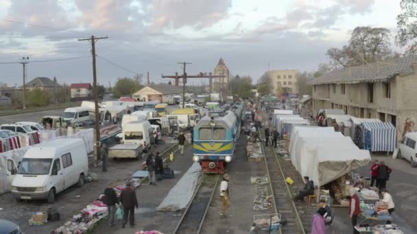 Ukraine Uzhgorod Juni 2022 Ein Zug Fährt Durch Einen Bekleidungsmarkt — Stockvideo
