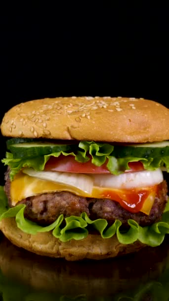 Ateşin Arka Planında Nefis Bir Burger Lezzetli Burger Taze Lahana — Stok video