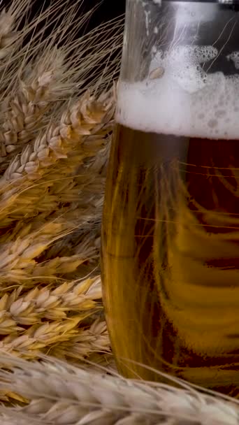 Cerveza Con Espuma Trigo Zoom Primer Plano Imágenes Verticales — Vídeos de Stock