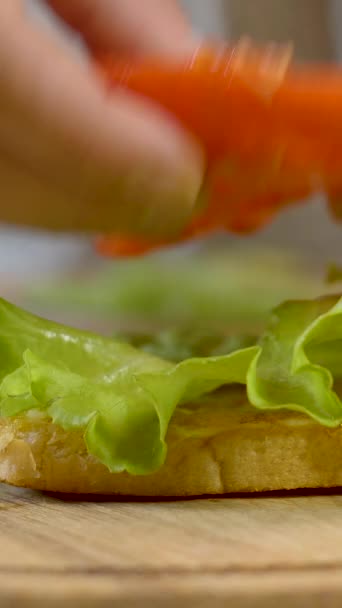 Жінка Кухар Кухні Будинку Збирає Бутерброд Робимо Бутерброд Шинкою Салатом — стокове відео