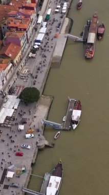 Porto, Portekiz: Ünlü tarihi Avrupa kenti Ribeira do Porto ve Douro nehrinin hava görüntüsü, dikey görüntüler