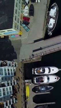 Limandaki gemilerle rıhtımın havadan görüntüsü. Norveç 'te Lofoten takımadaları, dikey görüntüler