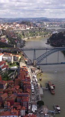 Porto, Portekiz: Douro nehri üzerinde Luis I Köprüsü I. Luis ile birlikte ünlü tarihi Avrupa şehrinin havadan görünüşü, dikey görüntüler