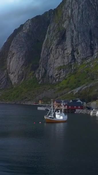 Repülés Halászhajók Felett Egy Kis Város Reine Kikötőjében Lofoten Szigeteken — Stock videók