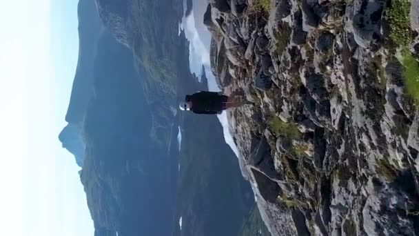 Letecký Pohled Dívku Batohem Která Cestuje Přes Hory Krásný Výhled — Stock video