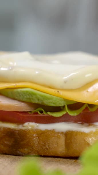 Великий Апетитний Бутерброд Шинкою Стиглими Скибочками Помідорів Шматочками Сиру Салатом — стокове відео