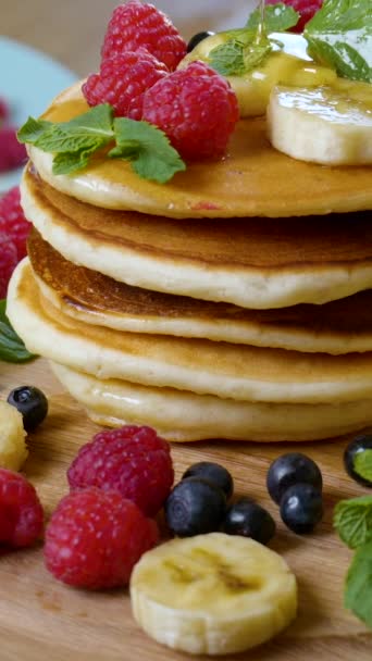Słodki Miód Zalewający Naleśniki Smaczne Śniadanie Naleśniki Podawane Malinami Bananem — Wideo stockowe